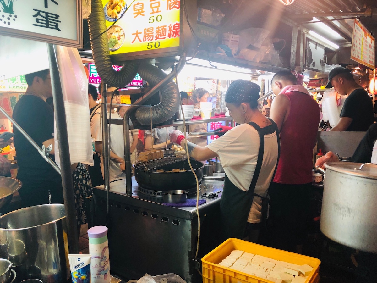 台湾名物「臭豆腐」を食べてみた！【臭すぎ注意】